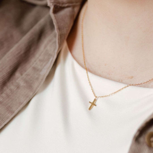 Necklace: 18kt Gold Cross Otarealm