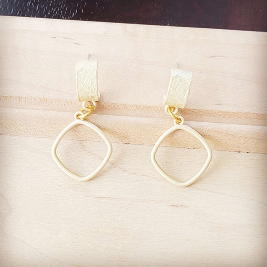 **Matte Gold Cuff Earring w/ Square Dangle 200k Otarealm