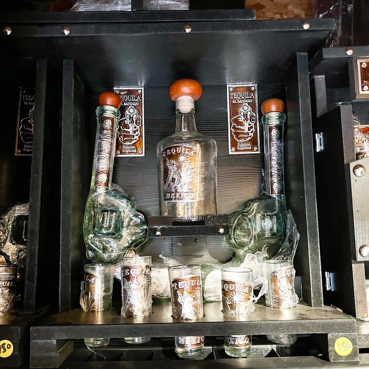 Tequilero Cantina Pistola y Botella