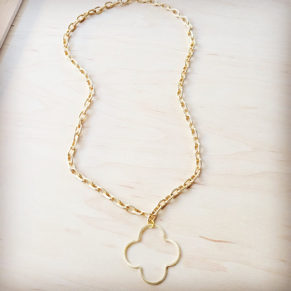 Matte Gold Quatrefoil Pendant Necklace 257lg
