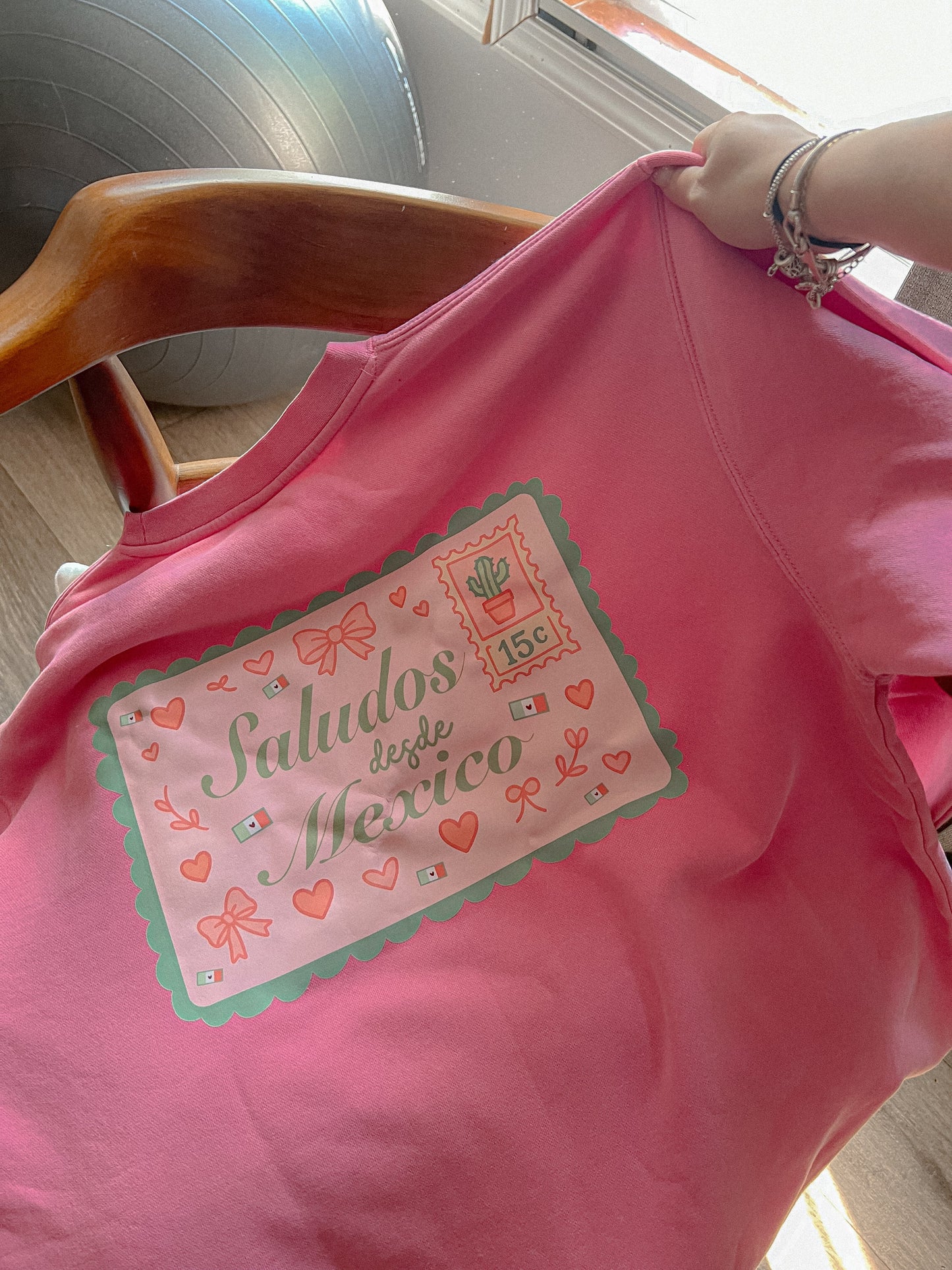 Postcard Saludos Crewneck & Tee