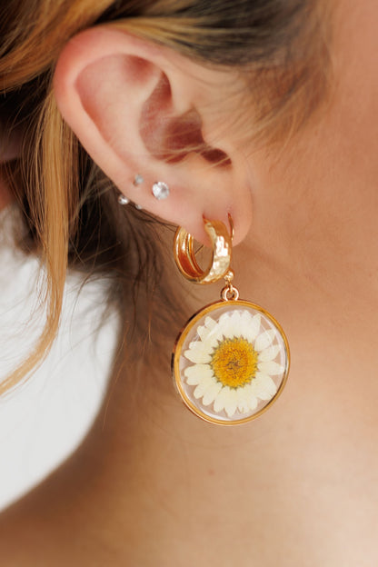 Beautiful Gold Daisy Earrings