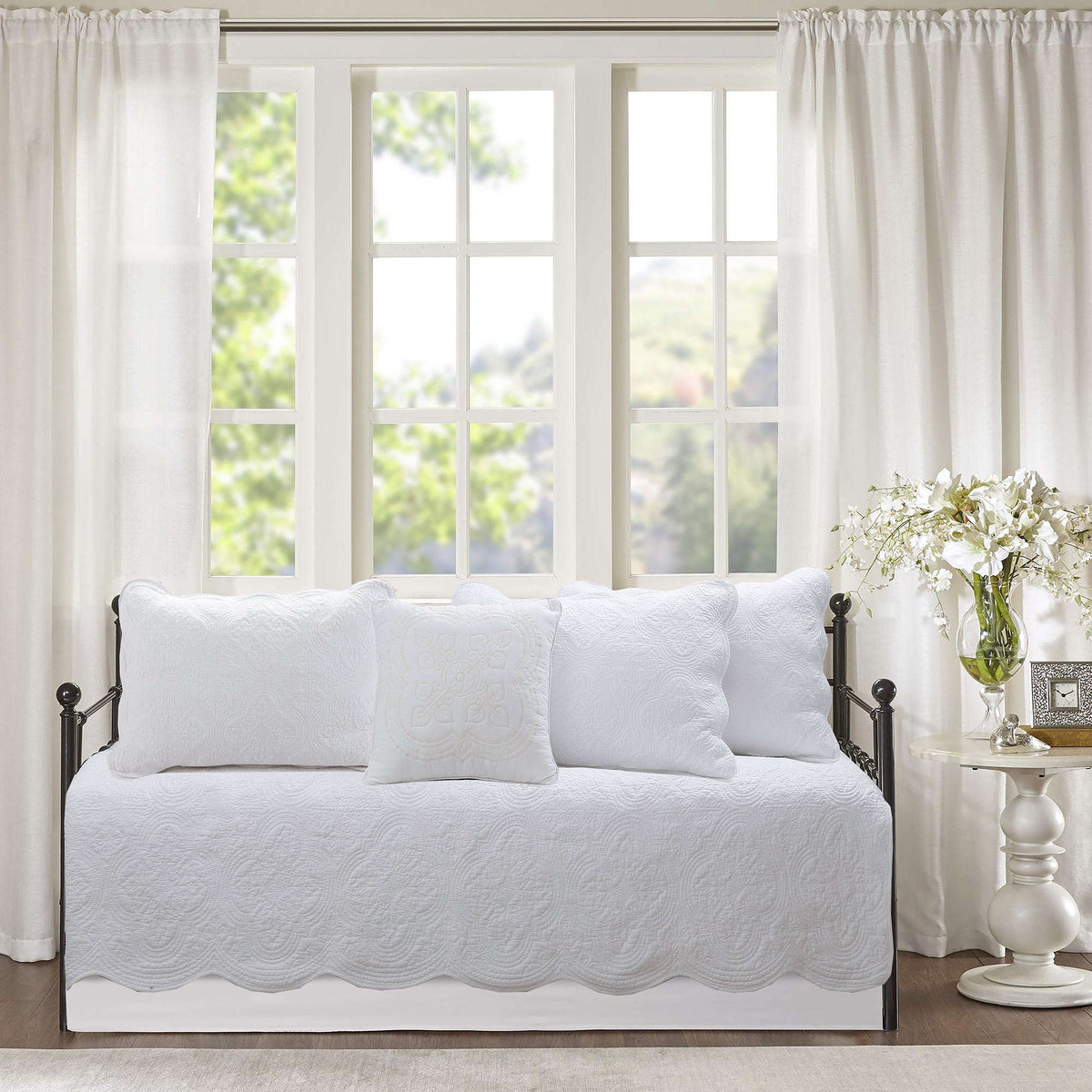 Serenity White Victorian Scalloped Medallion Floral Pure Solid 6-Piece Daybed Quilt Bedding Set Otarealm
