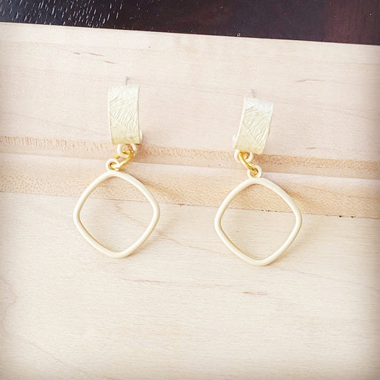 **Matte Gold Cuff Earring w/ Square Dangle 200k