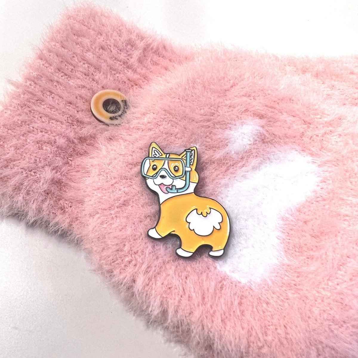 Fun Corgi Enamel Pin with Diving Goggles – Perfect for Bags & Hats
