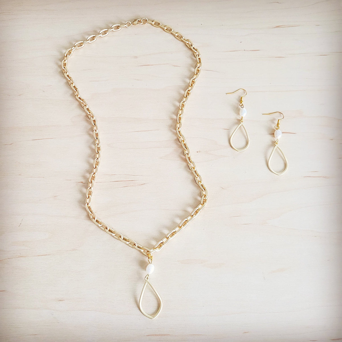 Matte Gold and Freshwater Pearl Earrings Drop 200bt