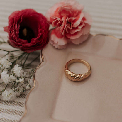Wren Twist Ring Otarealm