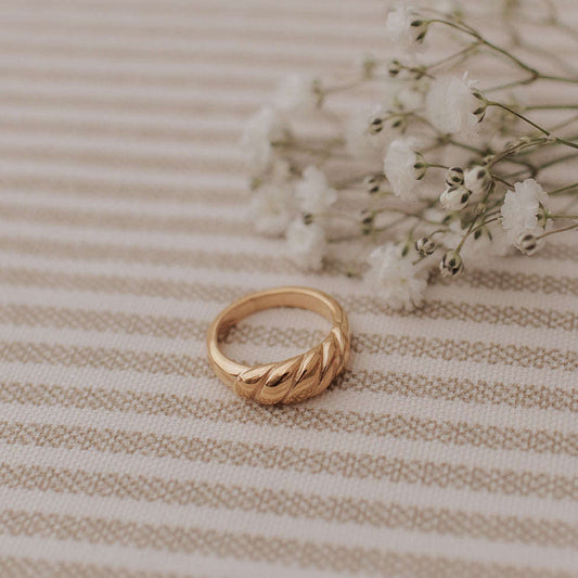 Wren Twist Ring Otarealm