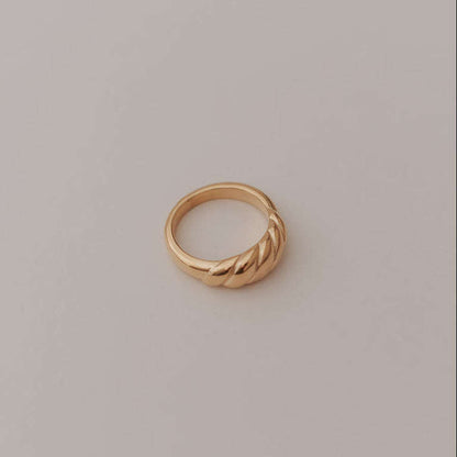 Wren Twist Ring Otarealm