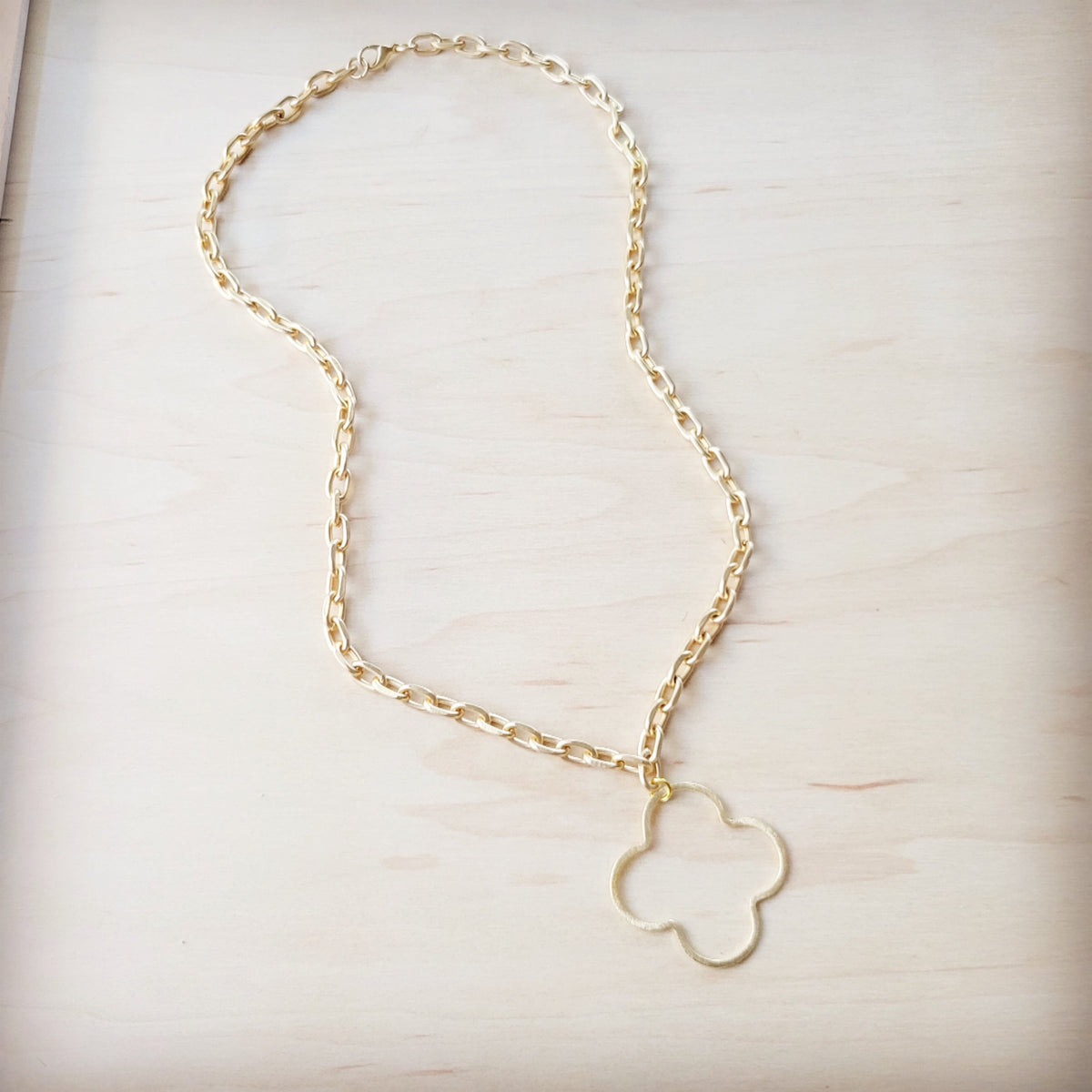 Matte Gold Quatrefoil Pendant Necklace 257lg