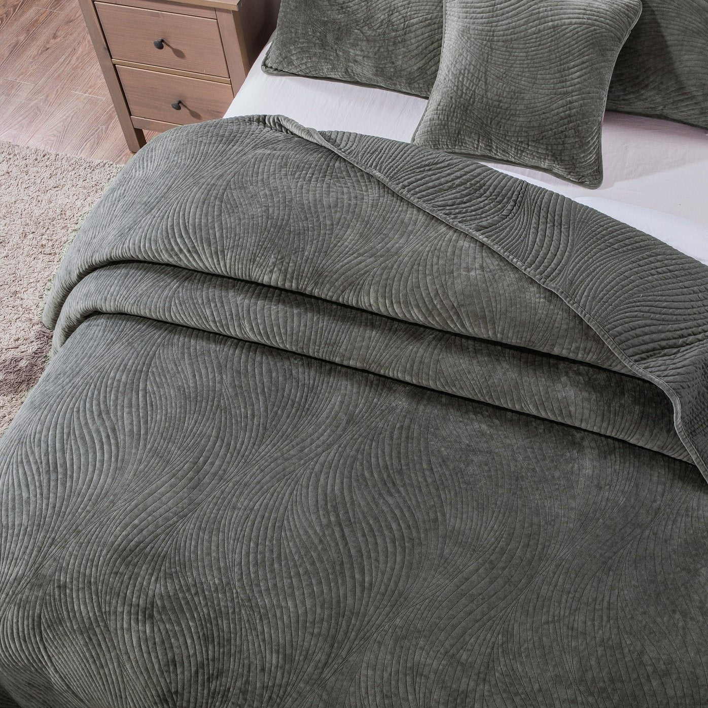 Tache Plush Dreams Dark Taupe Chocolate Waves Velvet Quilt Set (JHW-852BR)