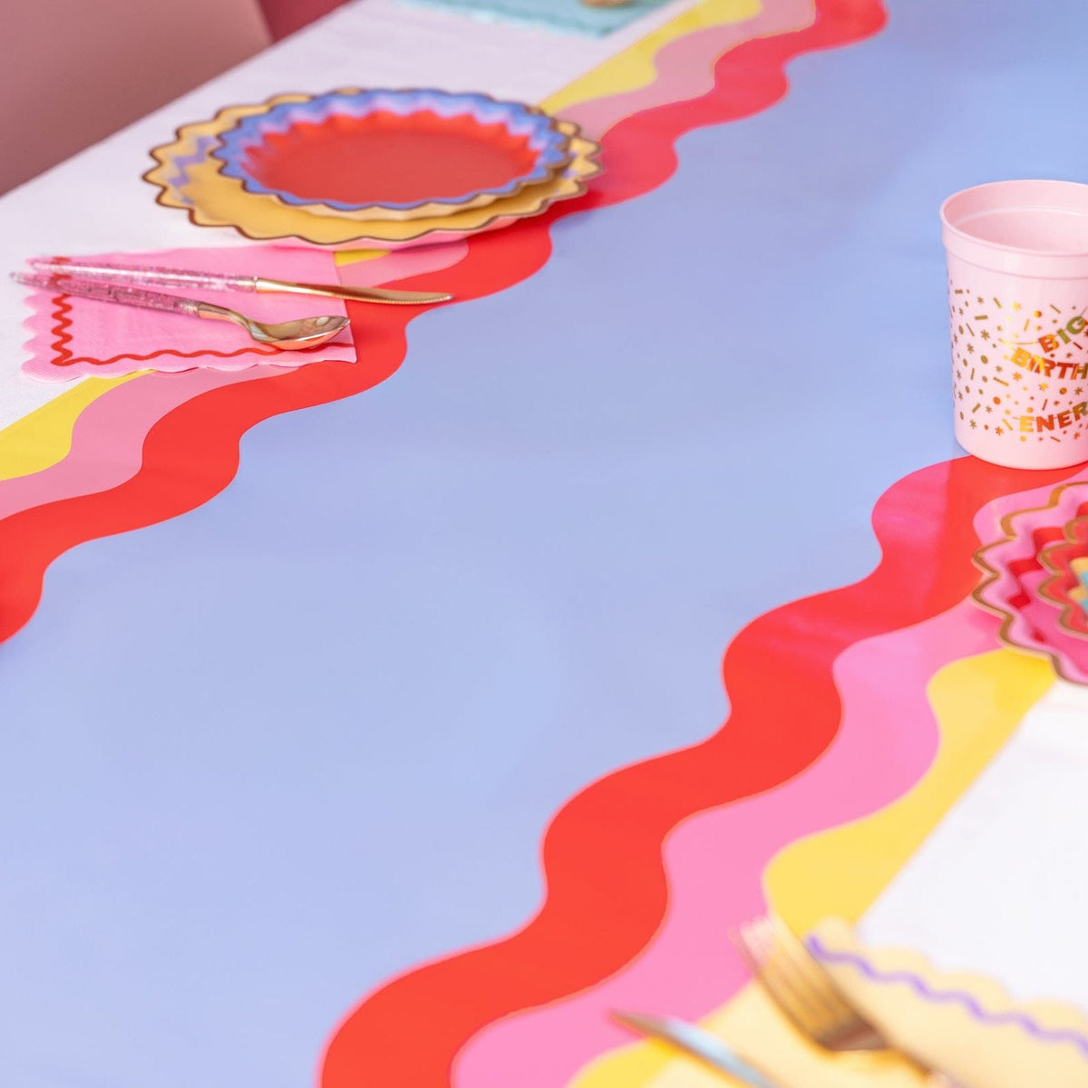 Scalloped Soirée Paper Table Runner (25 ft, cut to fit)