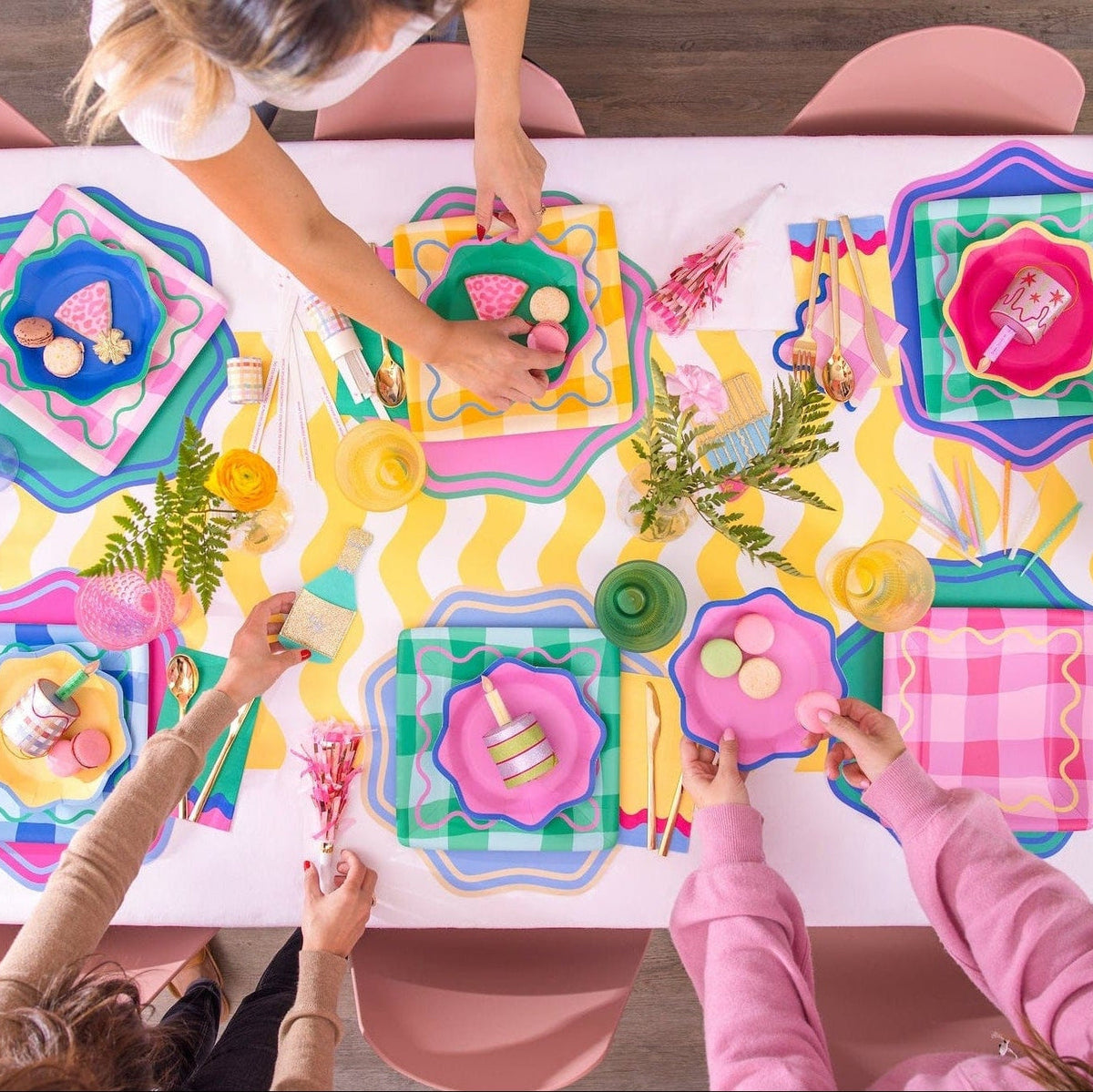 Colorwave Paper Table Runner (25 ft, cut to fit)