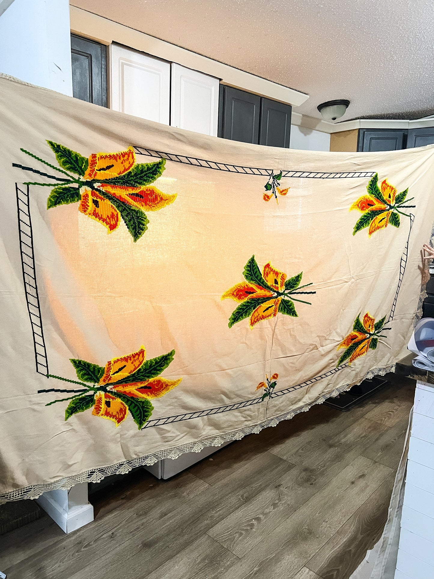 Hand Embroidered Mexican TableCloth • Mantel